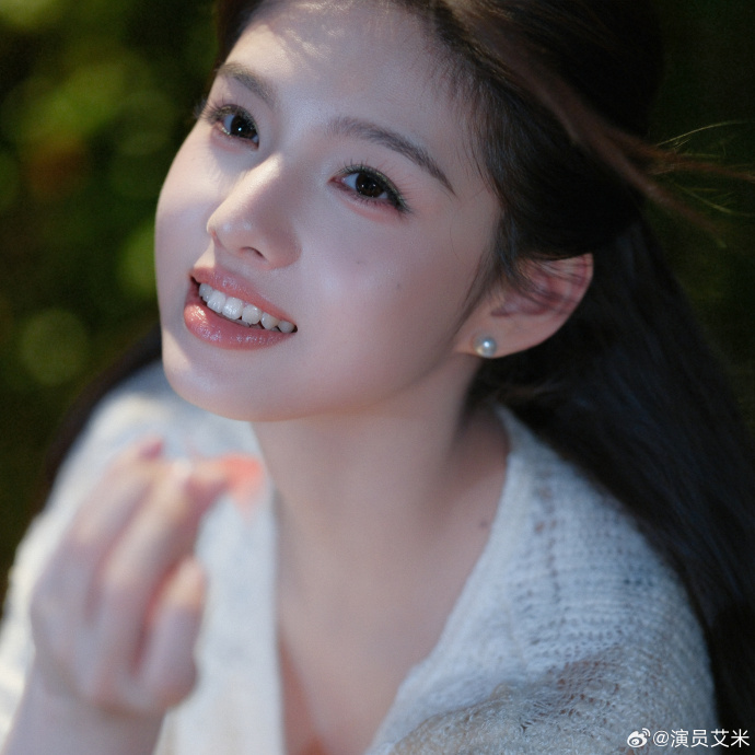 艾米在暖光中抬头微笑